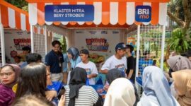 Bazaar UMKM BRILiaN, BRI mendatangkan langsung stroberi segar yang dijual petani stroberi yang tergabung dalam Klaster Mitra Bery. (Dok. BRI)