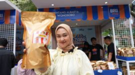 Abu Sufyan, seorang petani mangga dari Desa Botolinggo yang berhasil meningkatkan skala usahanya secara signifikan berkat dukungan pemberdayaan dari BRI. (Dok. BRI)