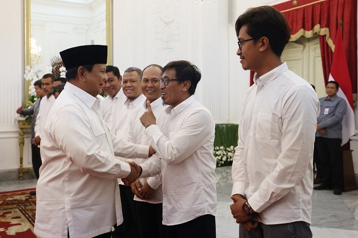 Presiden RI Prabowo Subianto menandatangani aturan yang menghapus utang macet usaha mikro kecil dan menengah (UMKM). (Dok. Tim Media Prabowo)