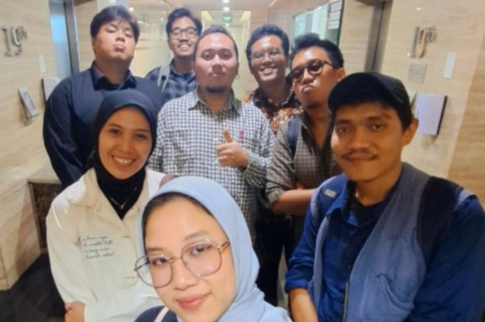 Sebagian personal tim liputan mitra Sapulangit Media Center (SMC), jurnalis dari berbagai portal berita, usai liputan public expose salah satu emiten. (Dok. Persrilis.com/Budipur)

