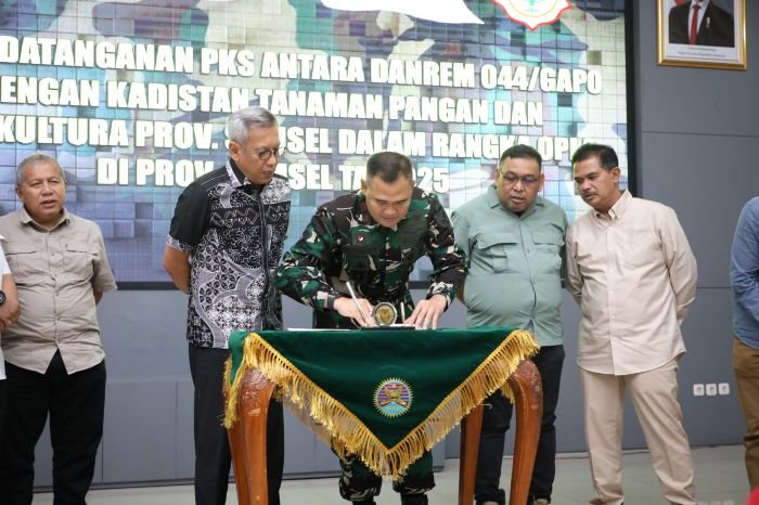 Penandatanganan Nota Kesepahaman (MoU) Optimasi Lahan (Opla) Rawa antara Kepala Dinas Pertanian Provinsi Sumatera Selatan dan Danrem 044/Gapo di Palembang, 5 Januari 2025. (Dok. Kementan)