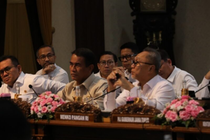 Mentan Amran dalam Rapat Koordinasi Bidang Pangan bersama Menteri Koordinator Bidang Pangan, Zulkifli Hasan (Zulhas), di Gedung Negara Grahadi, Surabaya. (Dok. Kementerian Pertanian)