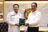 Ketua Umum Pengurus Pusat Kesatuan Aksi Mahasiswa Muslim Indonesia (PP KAMMI), Ahmad Jundi dan Menteri Pertanian (Mentan) Andi Amran Sulaiman, (Dok. Kementan)