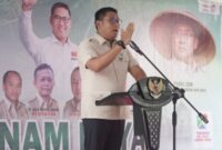 Wakil Menteri Pertanian Sudaryono saat menghadiri acara tanam padi perdana varietas unggul Gamagora 7 di Desa Pengembur, Kecamatan Pajut, Kabupaten Lombok Tengah, NTB, pada Senin, (6/1/2025). (Dok. Kementan)