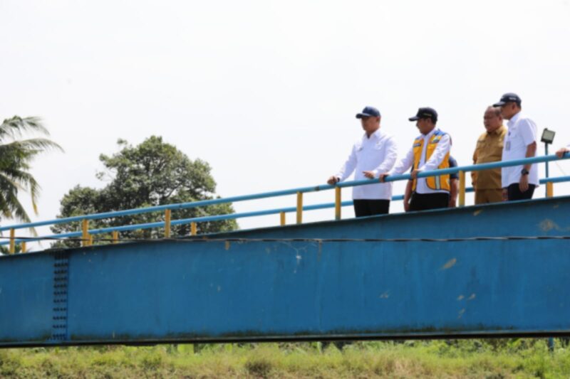 Wakil Menteri Pertanian Sudaryono saat meninjau Bendungan Sidoras yang terletak di Desa Cinta Rakyat, Kecamatan Percut Sei Tuan, Kabupaten Deli Serdang, Sumatera Utara, Selasa (21/1/2025). (Dok. Kementan)