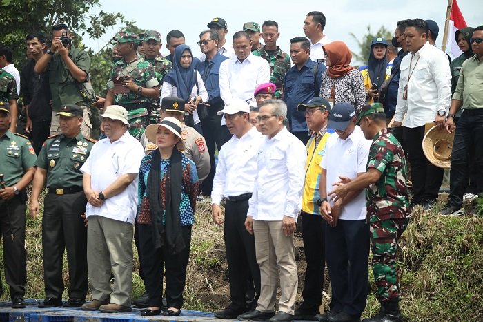 Menteri Pertanian (Mentan), Andi Amran Sulaiman saat mendampingi kunjungan kerja panen raya Ketua Komisi IV DPR RI, Titiek Soeharto di Kabupaten Bantul. (Dok. Kementerian Pertanian)