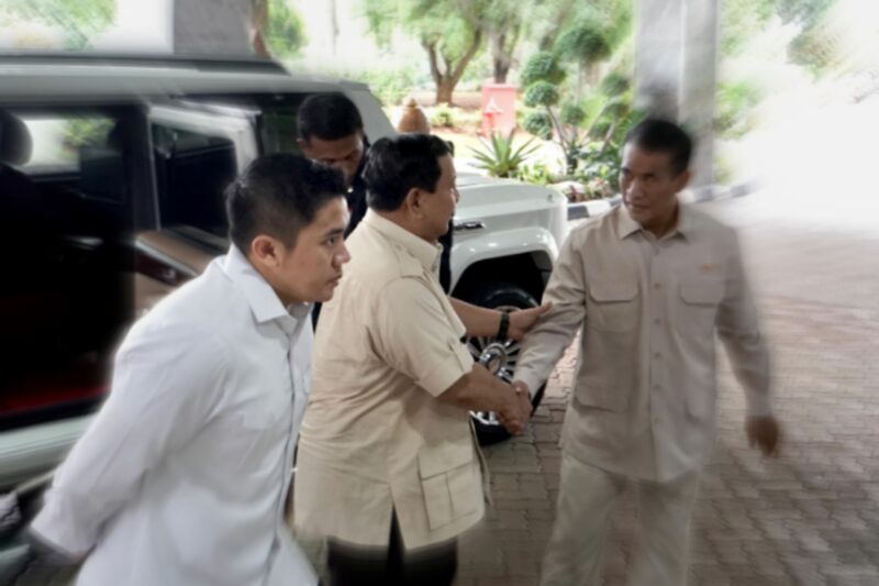 Presiden Prabowo turun dari kendaraan dan disambut langsung oleh Menteri Pertanian (Mentan) Andi Amran Sulaiman. (Dok. Kementerian Pertanian)