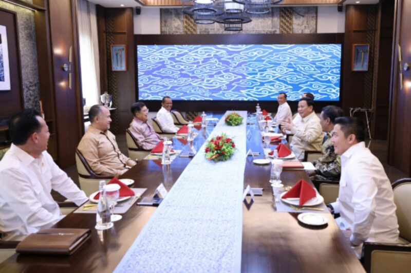 Presiden Prabowo Subianto dan sejumlah menteri makan siang bersama Wakil Presiden RI ke-10 dan ke-12 Jusuf Kalla. (Dok. Tim Media Prabowo)