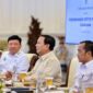 Presiden Prabowo Subianto menggelar rapat terbatas sekaligus makan siang bersama sejumlah jajaran Menteri Kabinet Merah Putih. (Facebook.com @Prabowo Subianto )

