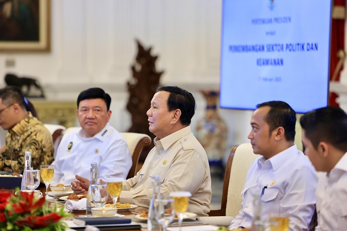 Presiden Prabowo Subianto menggelar rapat terbatas sekaligus makan siang bersama sejumlah jajaran Menteri Kabinet Merah Putih. (Facebook.com @Prabowo Subianto )


