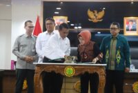 Plt. Kepala BPS, Amalia Adininggar Widyasanti, dan Mentan Andi Amran Sulaiman pada penandatanganan MoU antara Kementerian Pertanian dengan Badan Pusat Statistik di Kantor Pusat Kementan. (Dok Kementerian Pertanian)