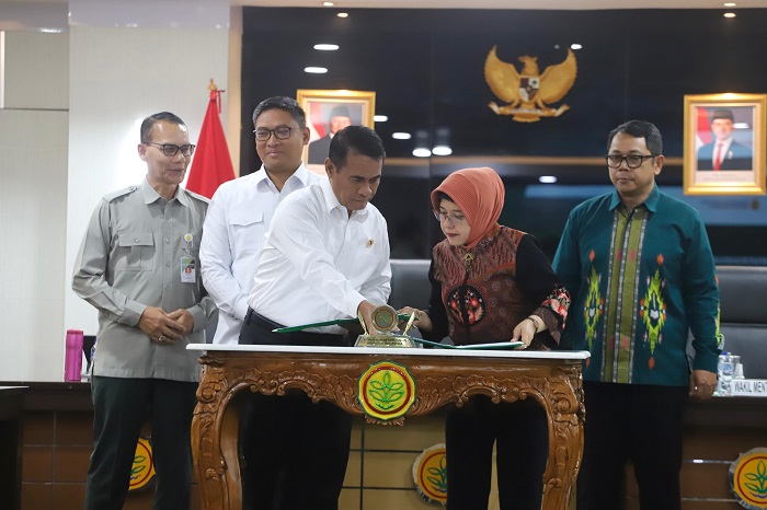 Plt. Kepala BPS, Amalia Adininggar Widyasanti, dan Mentan Andi Amran Sulaiman pada penandatanganan MoU antara Kementerian Pertanian dengan Badan Pusat Statistik di Kantor Pusat Kementan. (Dok Kementerian Pertanian)