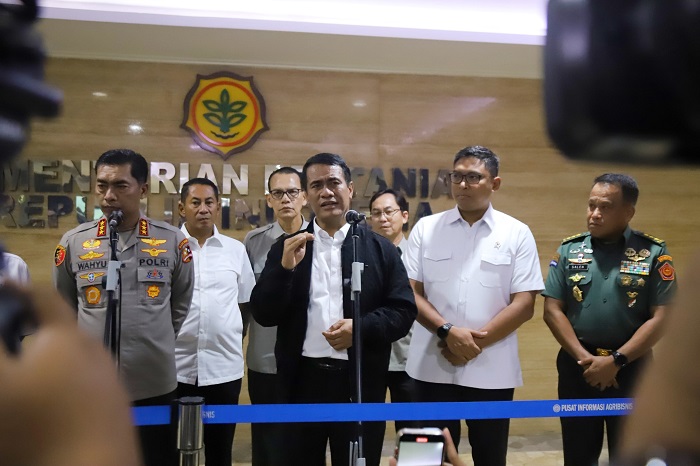 Sejumlah perwakilan pengusaha penggilingan padi dan beras swasta menandatangani purchase order (PO) di Auditorium Utama Kementerian Pertanian (Kementan), Jakarta. (Dok. Kementan)