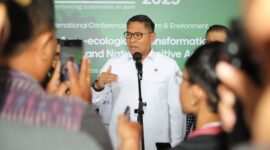 /Wakil Menteri Pertanian (Wamentan), Sudaryono pada acara pembukaan Konferensi Internasional Kelapa Sawit dan Lingkungan atau International Conference of Oil Palm and Environment (ICOPE) 2025. (Dok. Kementan)

