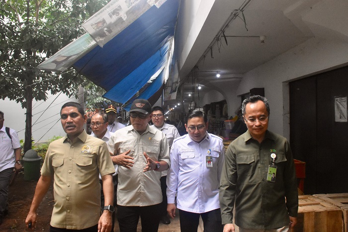 Komisi IV DPR RI bersama Kementerian Pertanian meninjau ketersediaan dan harga pangan di Pasar Johar serta Gudang Bulog Palebon, Semarang, Jawa Tengah. (Dok. Kementan)
