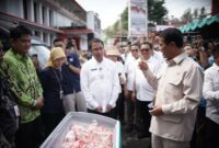 Menteri Pertanian (Mentan) Andi Amran Sulaiman bersama Wakil Menteri Pertanian Sudaryono, melakukan pemantauan Operasi Pasar Pangan Murah. (Dok. Kementan)