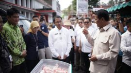 Menteri Pertanian (Mentan) Andi Amran Sulaiman bersama Wakil Menteri Pertanian Sudaryono, melakukan pemantauan Operasi Pasar Pangan Murah. (Dok. Kementan)