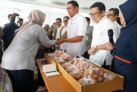 Wakil Menteri Pertanian (Wamentan) Sudaryono saat memantau Operasi Pasar Pangan Murah di Kantor Pos Cibinong, Kabupaten Bogor, Jawa Barat. (Dok. Kementan)