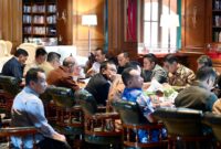 Presiden Prabowo Subianto memimpin rapat terbatas bersama sejumlah menteri Kabinet Merah Putih di Hambalang, Kabupaten Bogor. (Facebook.com @Setkab RI)