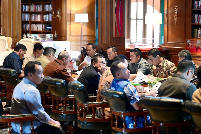 Presiden Prabowo Subianto memimpin rapat terbatas bersama sejumlah menteri Kabinet Merah Putih di Hambalang, Kabupaten Bogor. (Facebook.com @Setkab RI)