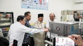 Kepala Badan Gizi Nasional (BGN) Kepala Bappenas dan Wamen Koperasi meresmikan Rumah Susu Pasteurisasi. (Dok. BGN)