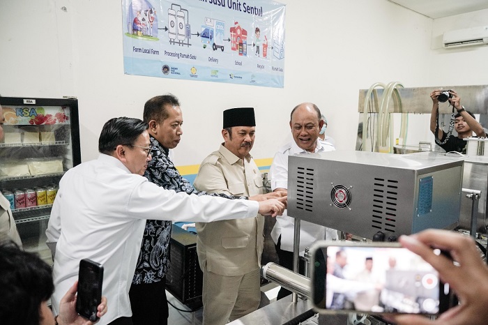 Kepala Badan Gizi Nasional (BGN) Kepala Bappenas dan Wamen Koperasi meresmikan Rumah Susu Pasteurisasi. (Dok. BGN)