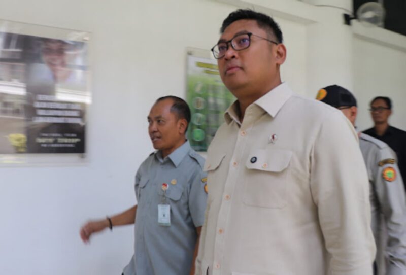 Wakil Menteri Pertanian Sudaryono saat berkunjung ke Balai Besar Peramalan Organisme Pengganggu Tumbuhan (BBPOP) Karawang, Jawa Barat, Kamis, 15 Mei 2025. (Dok. Kementerian Pertanian)