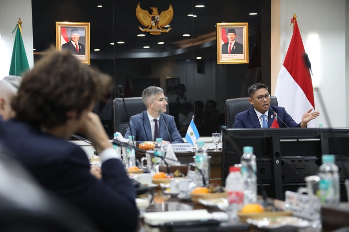 Wamentan Sudaryono dalam pertemuan bilateral dengan Wamentan Agentina Agustin Tejeda Rodriguez membahas peluang kerja sama. (Dok. Kementan)