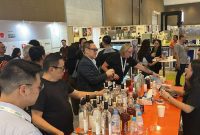 Pengunjung dari Indonesia dan mancanegara mengamati dan mencoba keberagaman minuman fermentasi dan distilasi nusantara. (Dok. Bittersweet Festival 2025)