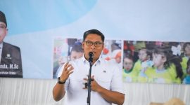 1. Wamentan Sudaryono melepas sapi unggul dari Baturraden untuk mendukung industri susu lokal dan gizi anak bangsa. (Dok. Kementan)