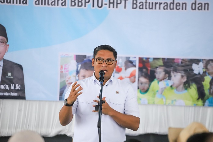 1. Wamentan Sudaryono melepas sapi unggul dari Baturraden untuk mendukung industri susu lokal dan gizi anak bangsa. (Dok. Kementan)