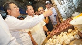 Kepala Bapanas Arief Prasetyo Adi meninjau beras SPHP di pasar modern Serang, Banten. (Dok. Bapenas)

