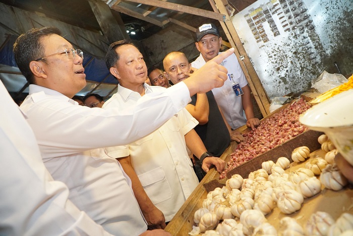 Kepala Bapanas Arief Prasetyo Adi meninjau beras SPHP di pasar modern Serang, Banten. (Dok. Bapenas)

