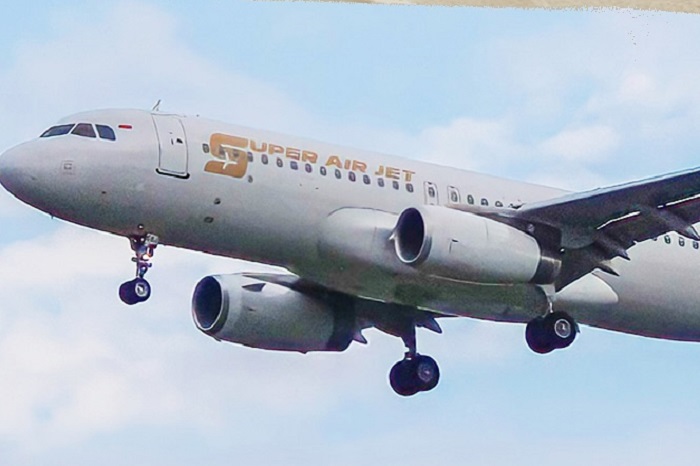 Maskapai Super Air Jet menunda keberangkatan pesawat IU-745 hingga keesokan paginya. (Facebook.com @Super Air Jet )
